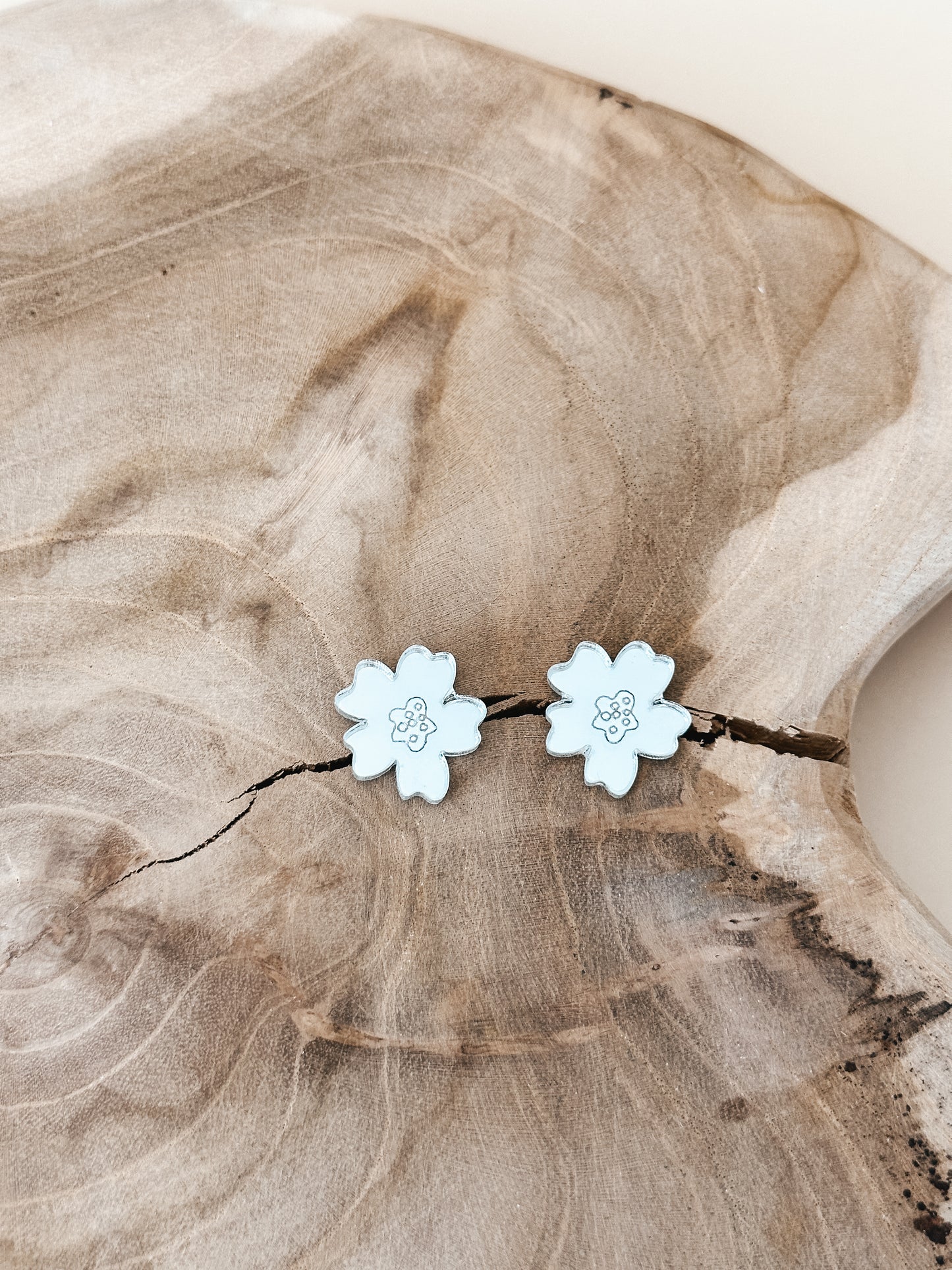 Senja-nappikorvakoru hopea