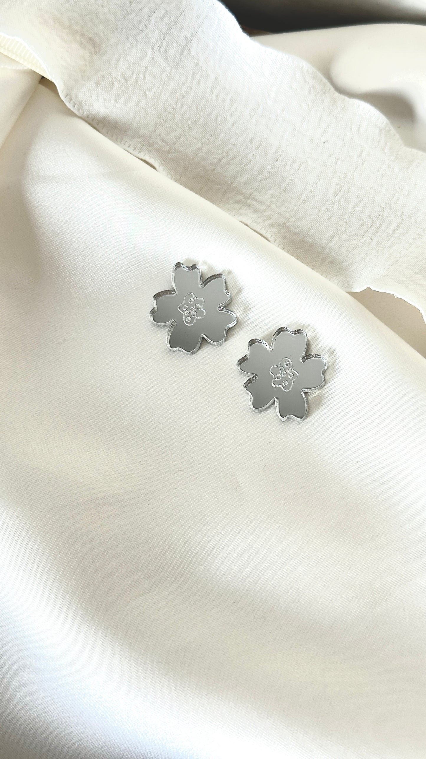 Senja-nappikorvakoru hopea