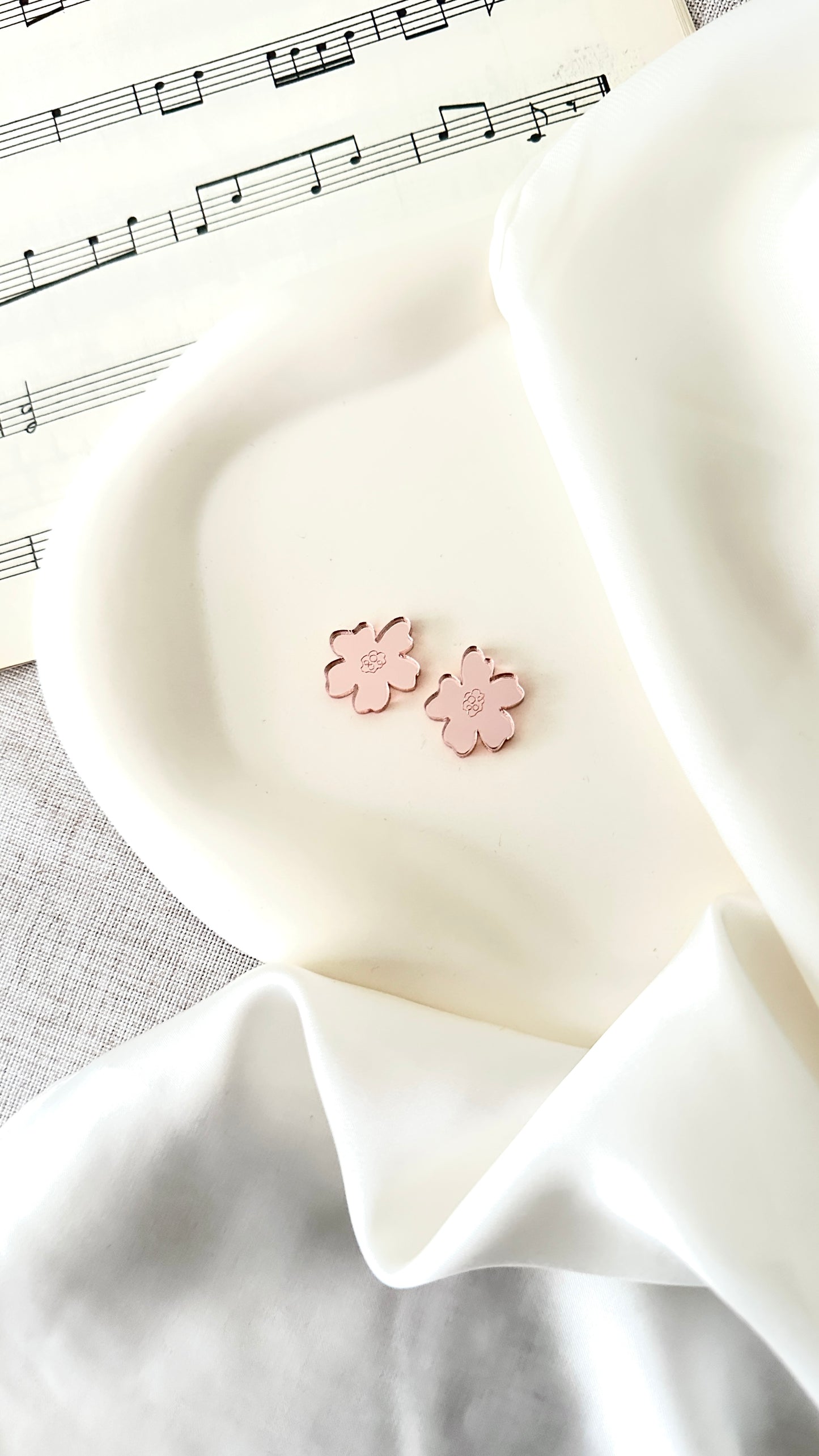 Senja-nappikorvakoru, useita värejä