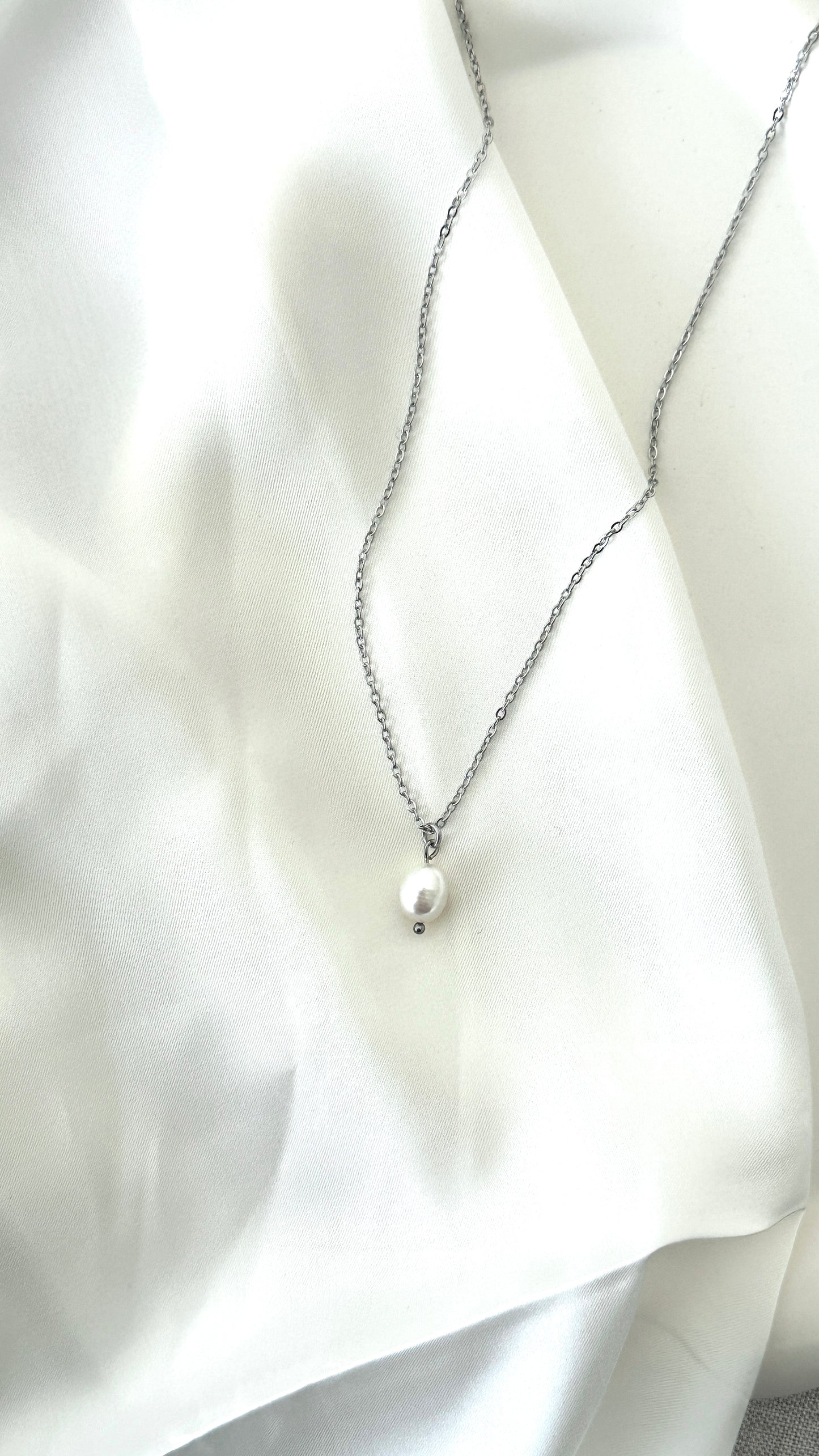 Helmi-kaulakoru, hopea