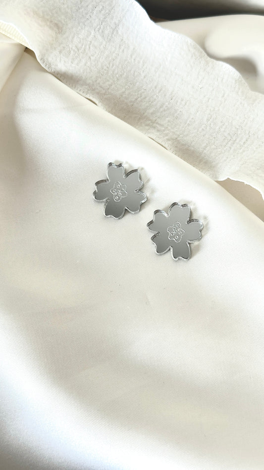 Senja-nappikorvakoru hopea