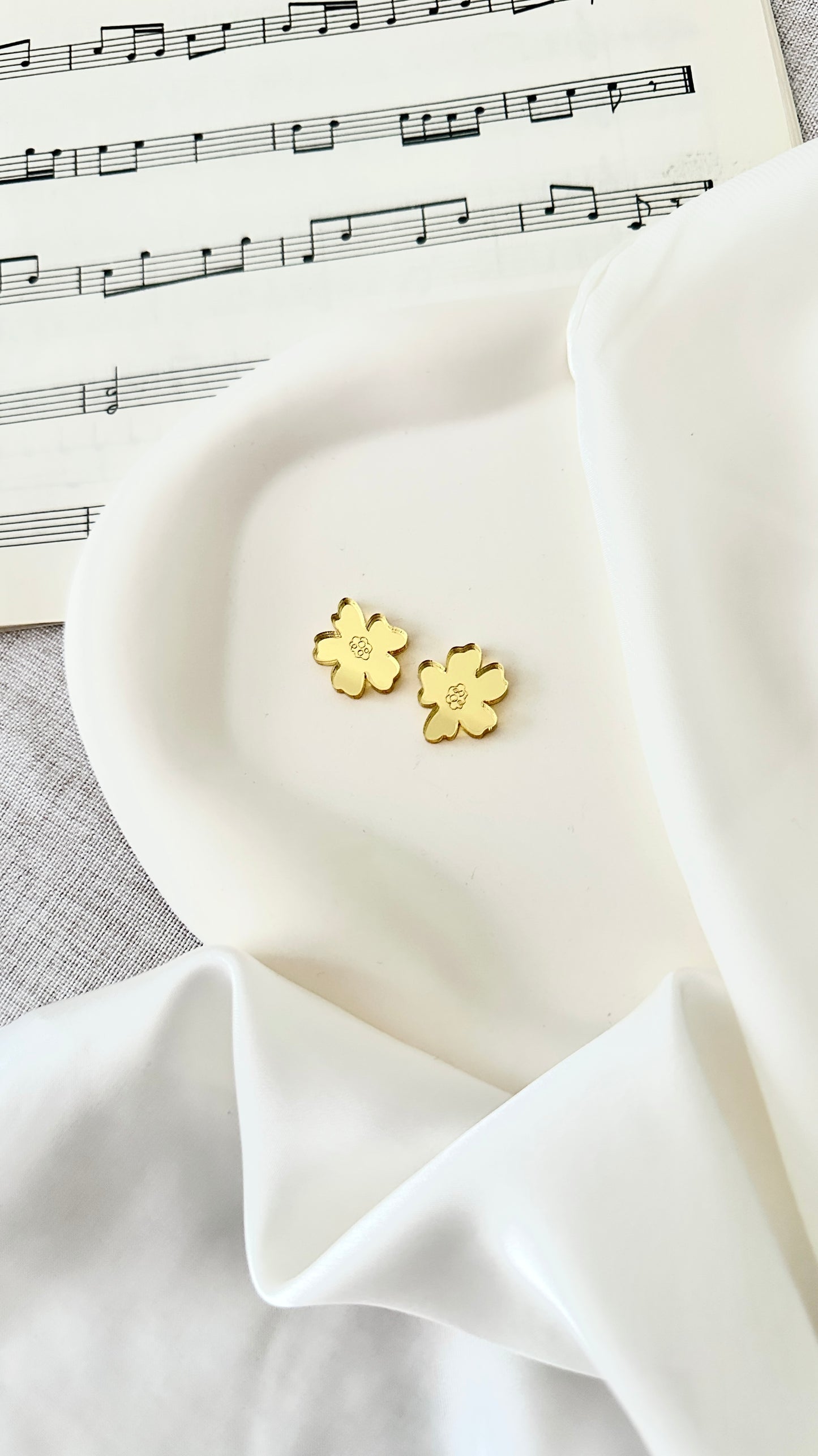 Senja-nappikorvakoru, useita värejä