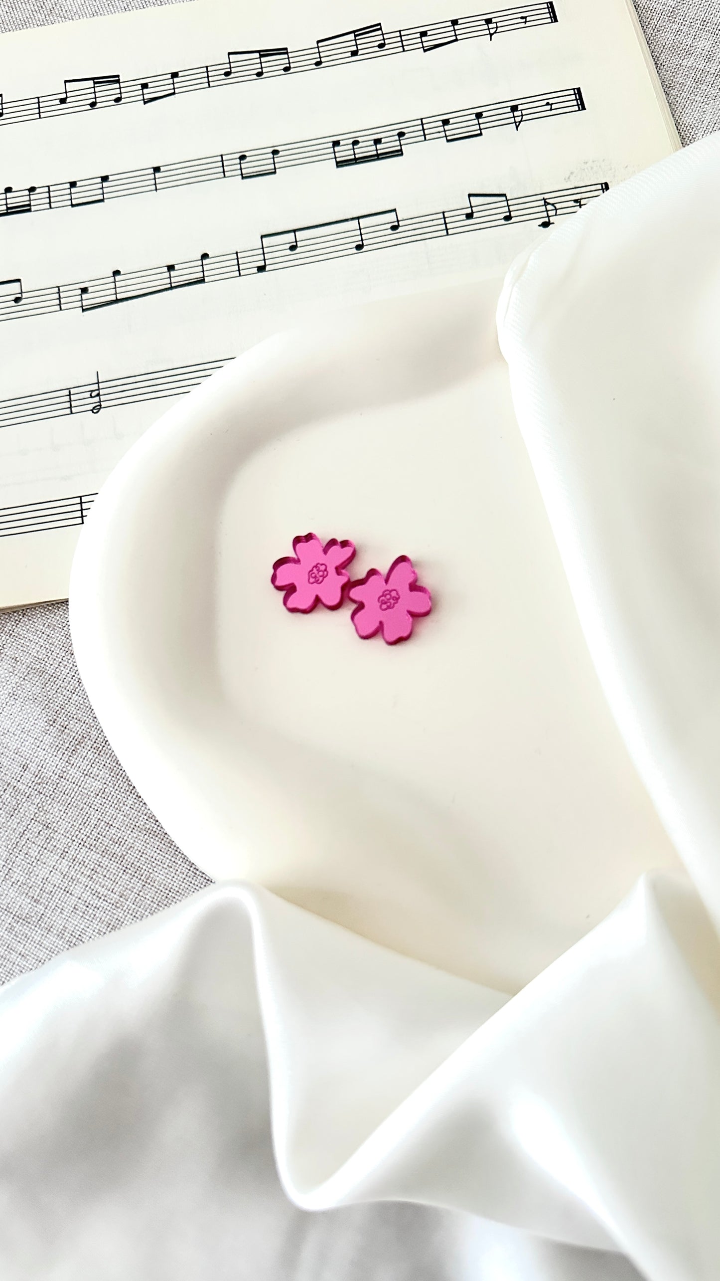 Senja-nappikorvakoru, useita värejä